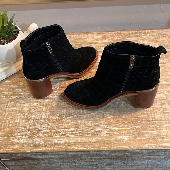 Black suede booties  by Vince Camino size 8 1/2M - Picture 3 of 8